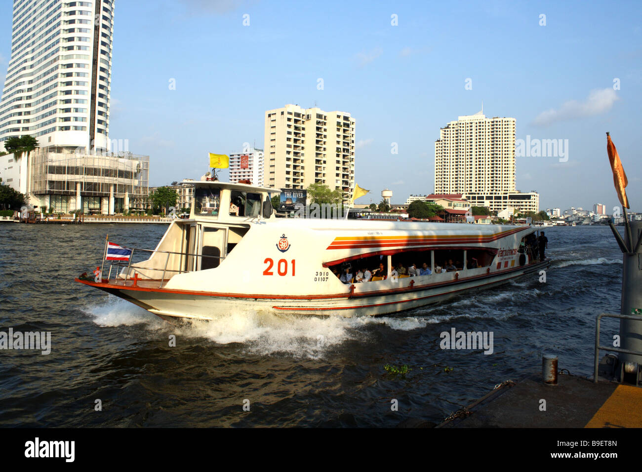 Chaophraya expressboat , fiume Chaophraya , Bangkok , Thailandia Foto Stock