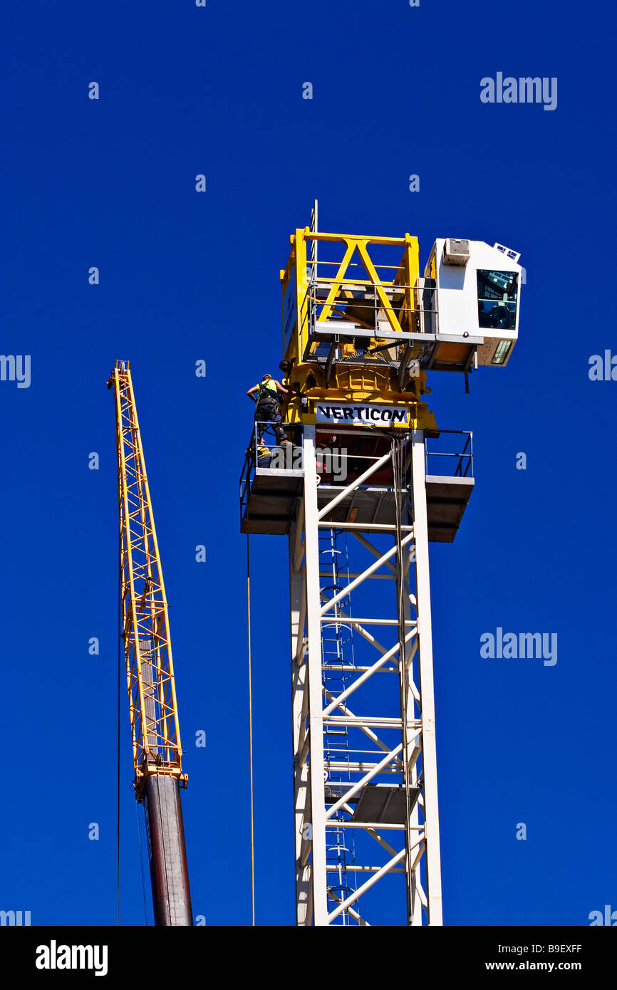 Industria edile / una gru a torre è in fase di assemblaggio in sezioni ed è incompleta. Melbourne Victoria Australia Foto Stock