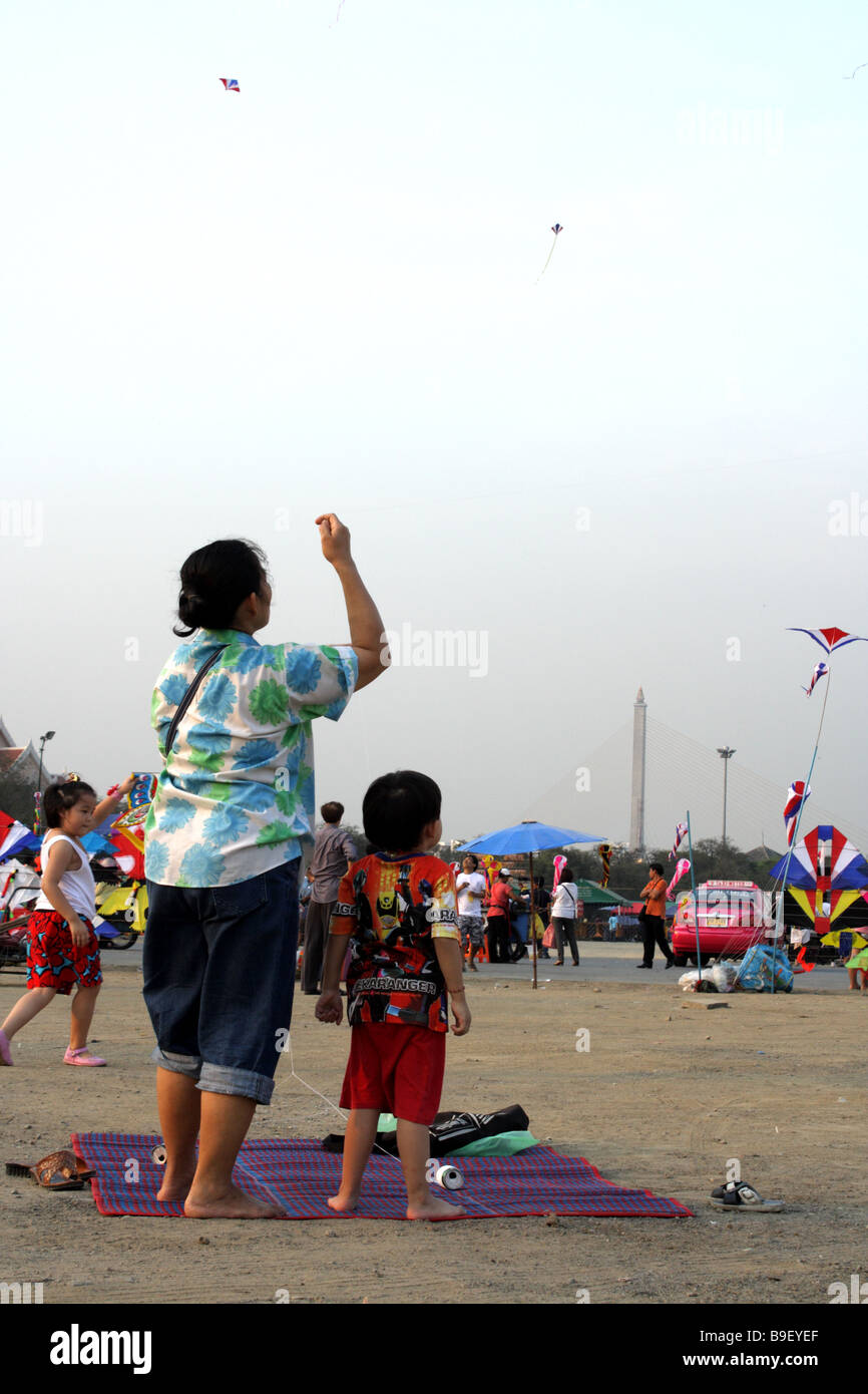 La famiglia gioca il kite in campo reale , Bangkok , Thailandia Foto Stock
