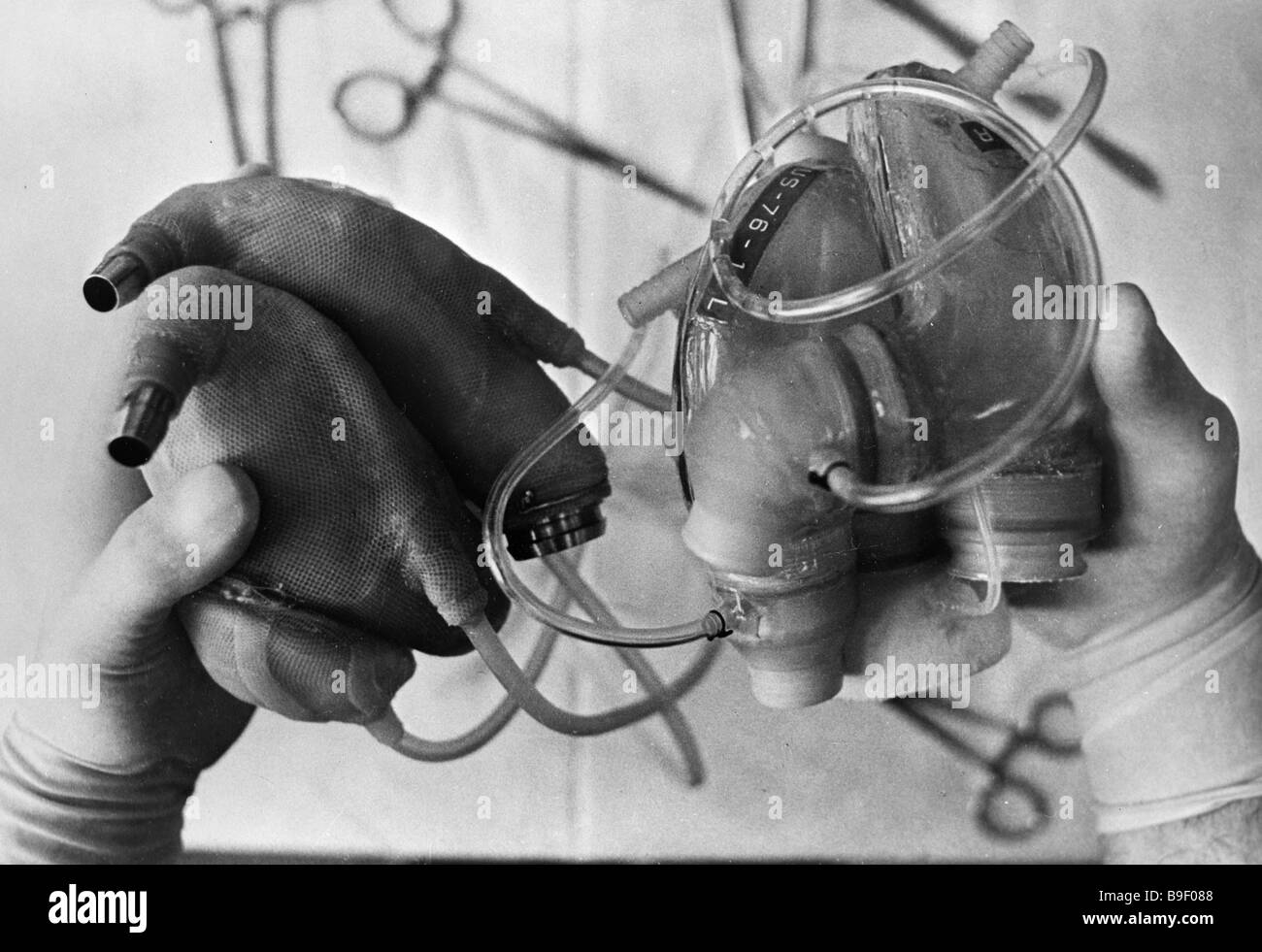 Cuori artificiali realizzati in URSS a sinistra e USA proprio Mosca Research Institute di trapianto e di organi artificiali di Foto Stock