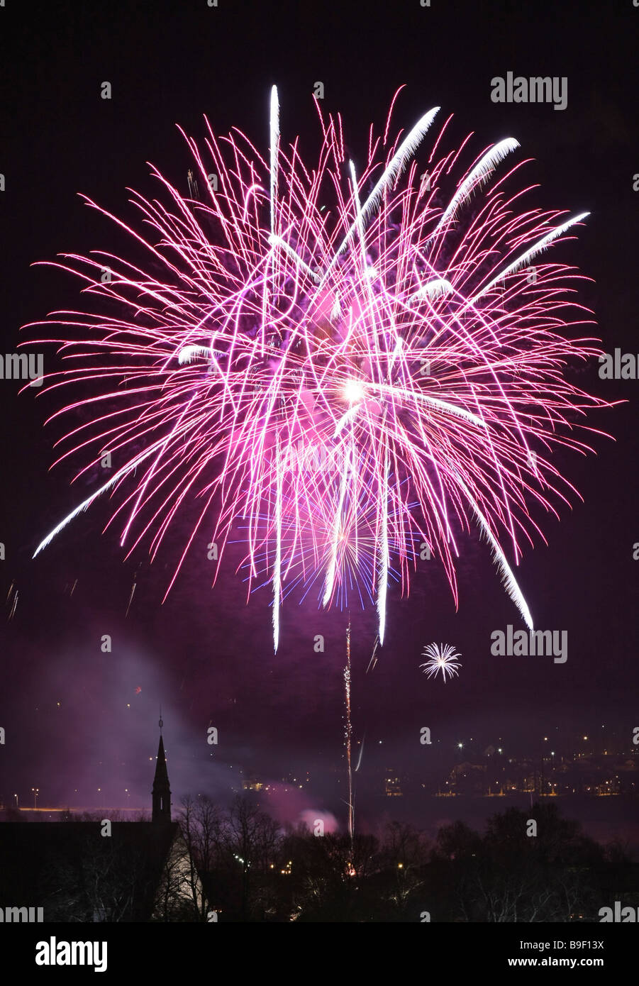 Fuochi d'artificio per festeggiare un nuovo anno nella città di Nyköping, Svezia. Foto Stock