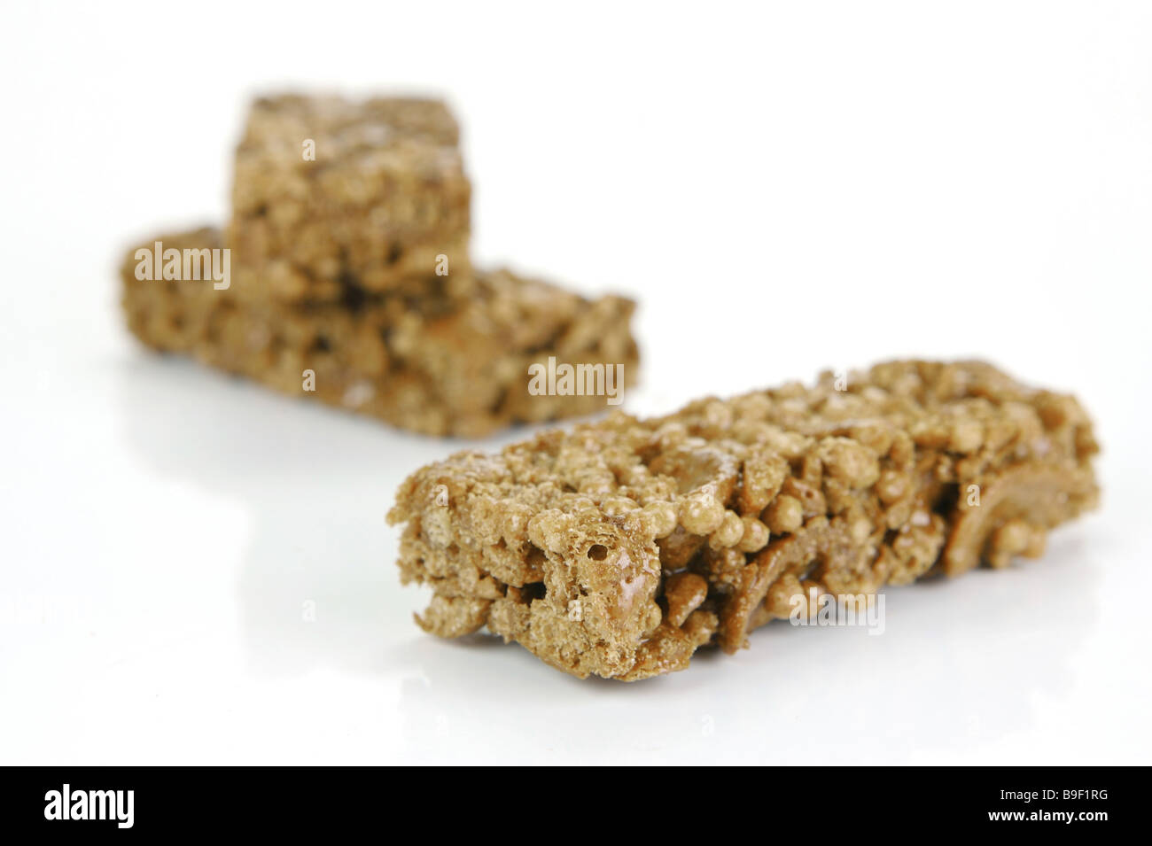Il cioccolato energy bar isolata contro uno sfondo bianco Foto Stock