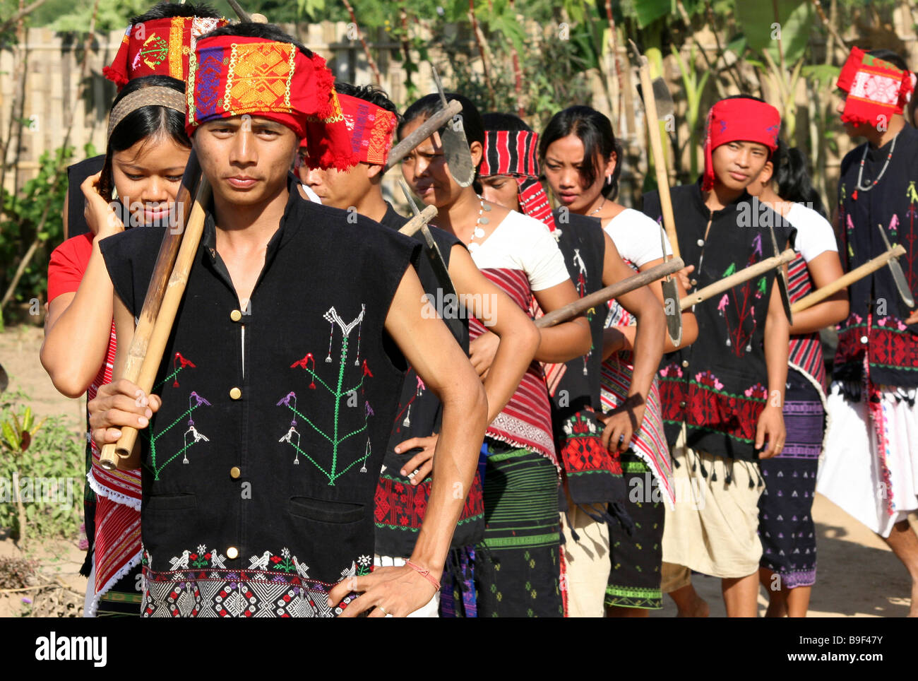 I giovani di Karbi indiano tribù in abito tradizionale di eseguire la danza del raccolto Foto Stock