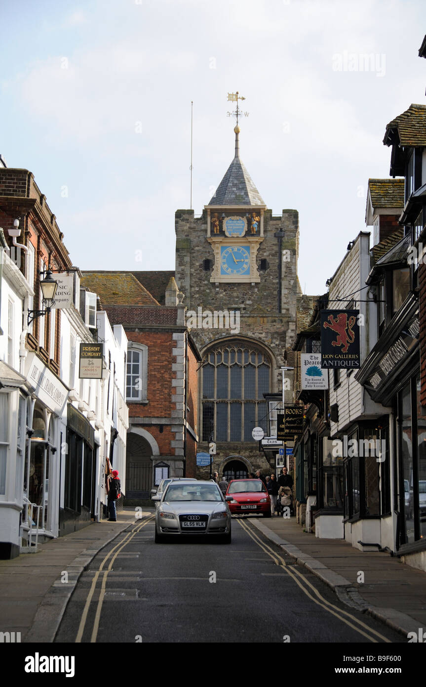 La segala East Sussex Southern England Regno Unito uno storico Cinque Ports città Lion Street e St Marys Chiesa Foto Stock