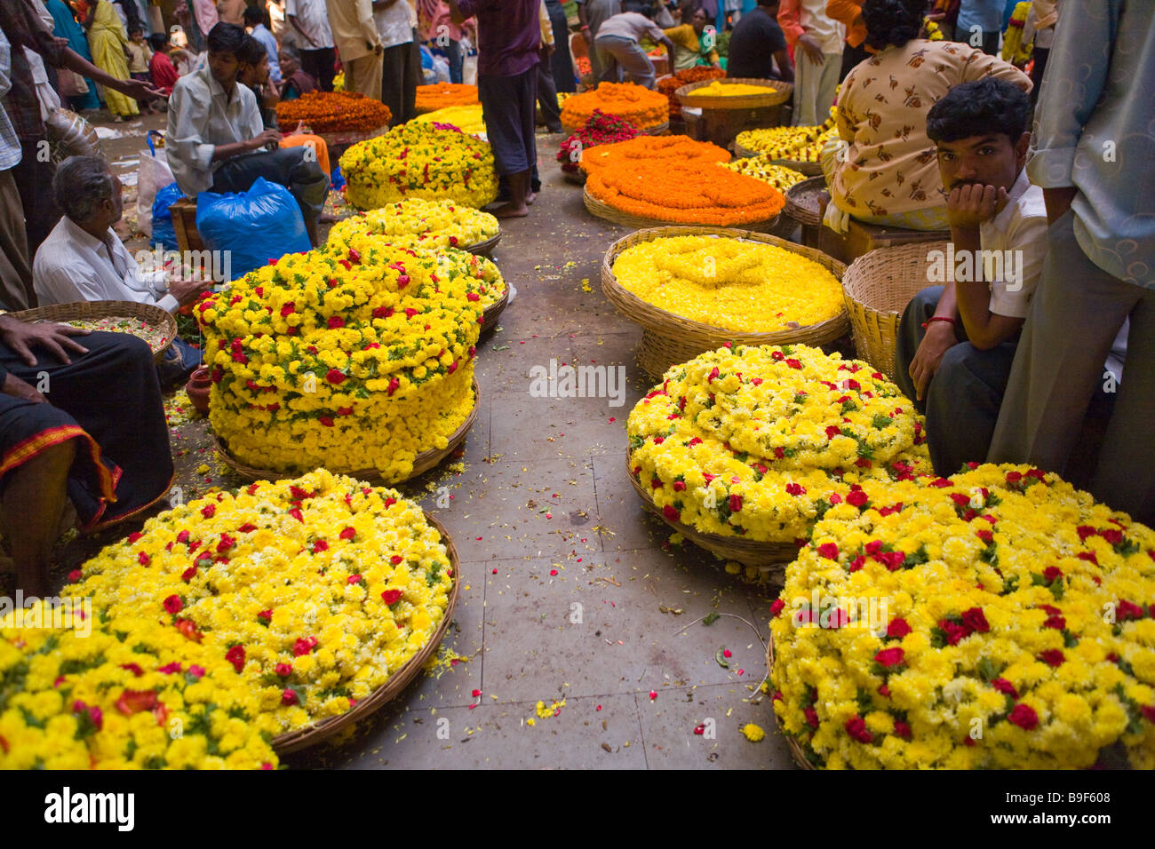India Bengaluru Bangalore città mercato di fiori collana venditori Foto Stock