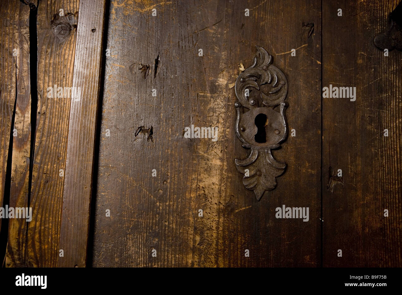 Porta di legno vecchio keyhole dettaglio Foto Stock
