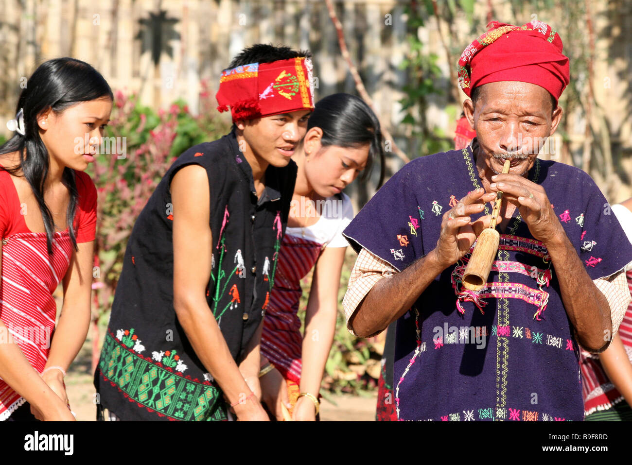 Vendemmia tradizionale danza e suonare il flauto di Karbi indiano tribù Foto Stock