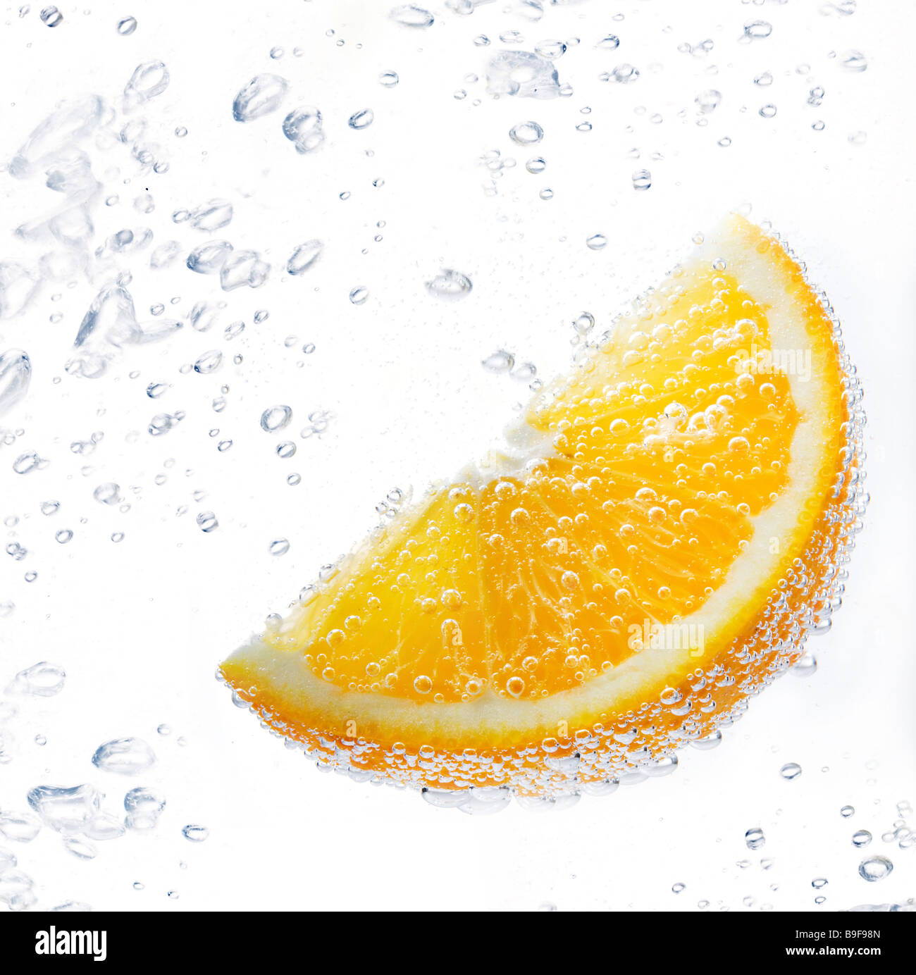 Pezzo di arancione sotto l'acqua Foto Stock