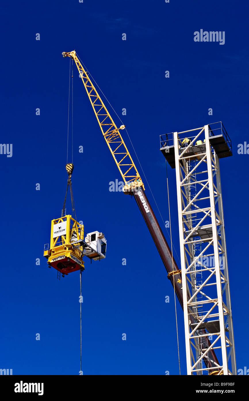 Industria edile / una gru a torre è in fase di assemblaggio in sezioni.Melbourne Victoria Australia. Foto Stock