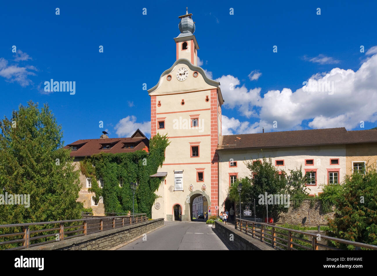 Strada che conduce alla città di gate, Gmuend, Carinzia, Austria Foto Stock