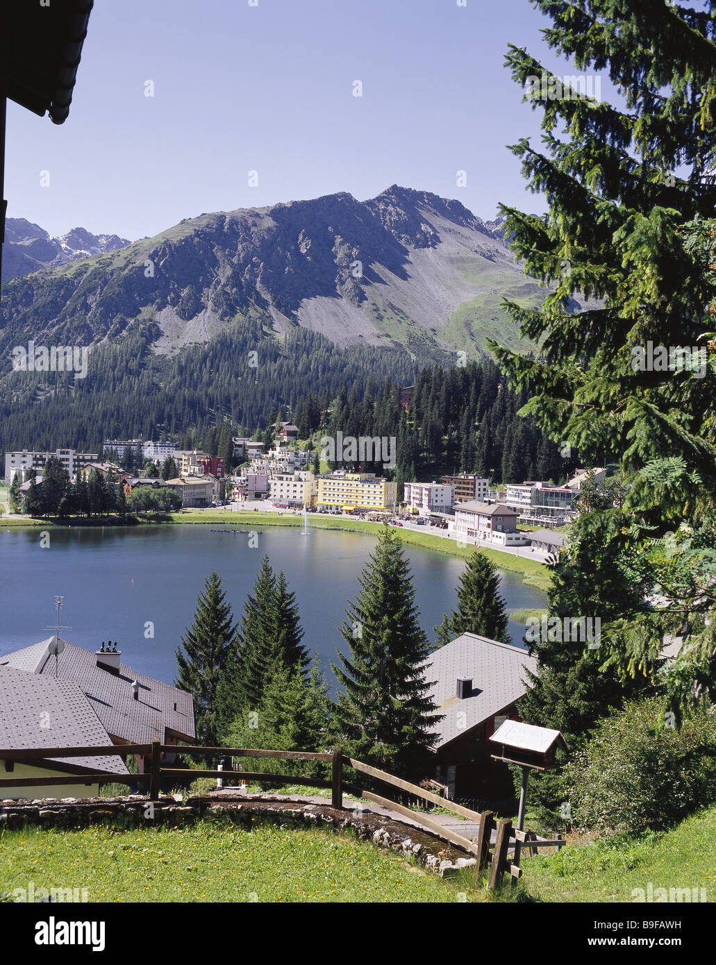 La Svizzera Grigioni Arosa cameriere-lago luogo-panoramica sulle Alpi svizzere del paesaggio di montagna mountain-case di villaggio residences Foto Stock