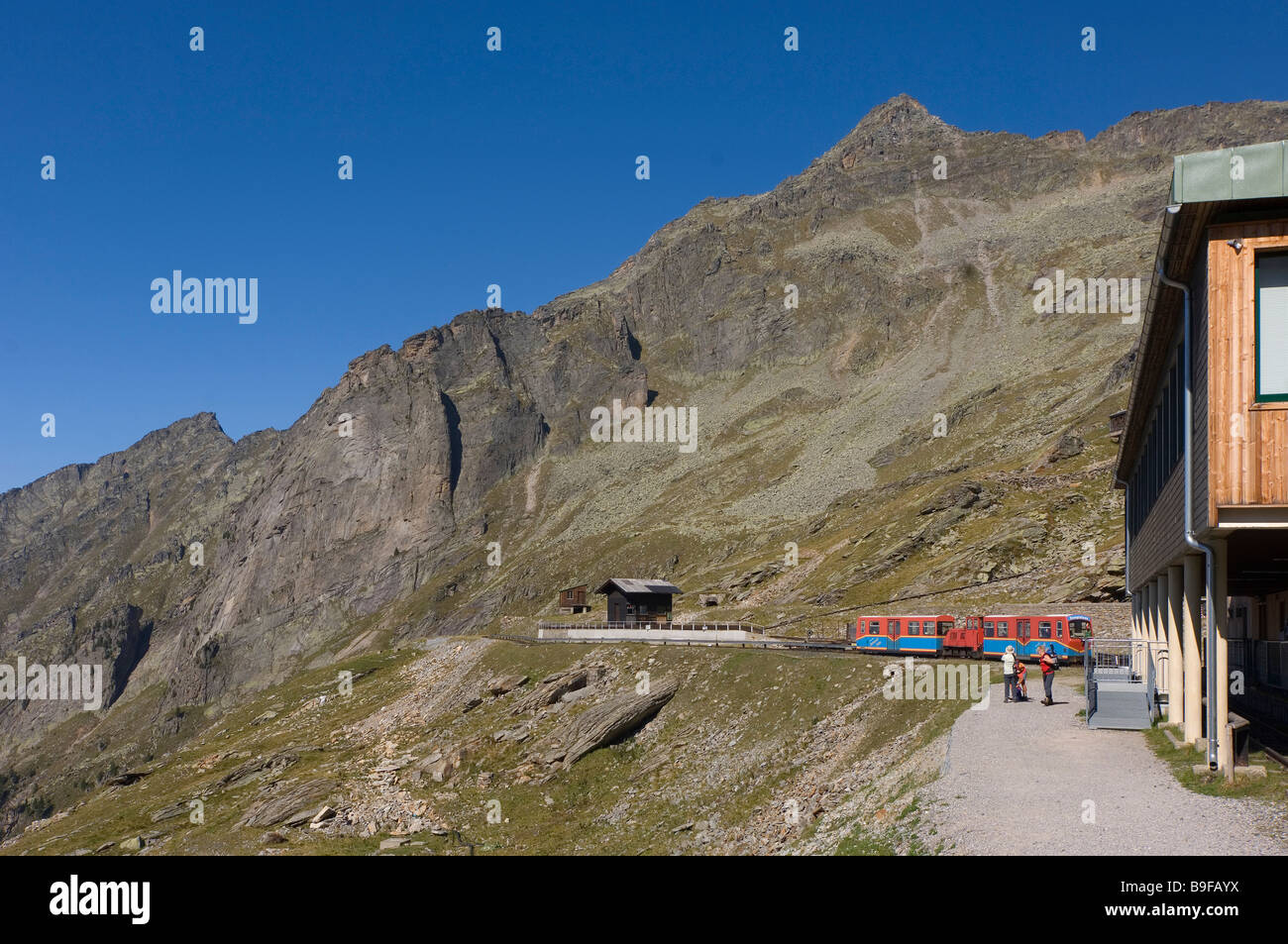 Persone in piedi fuori dalla stazione ferroviaria, Reisseckgruppe, Reisseckbahn, Carinzia, Austria Foto Stock