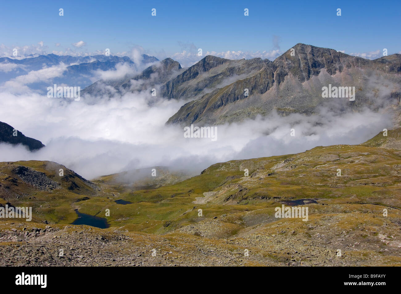 Montagne coperte di nuvole, Reisseckgruppe, Carinzia, Austria Foto Stock