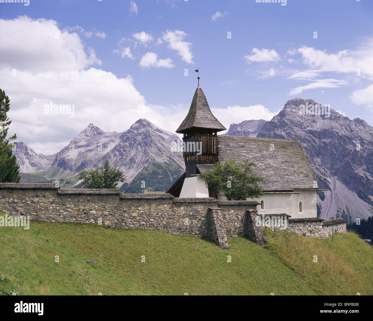 La Svizzera Grigioni Arosa Innerarosa 'Bergkirchli' estate alpi svizzere del paesaggio di montagna montagne mountain-chiesa chiesa Foto Stock