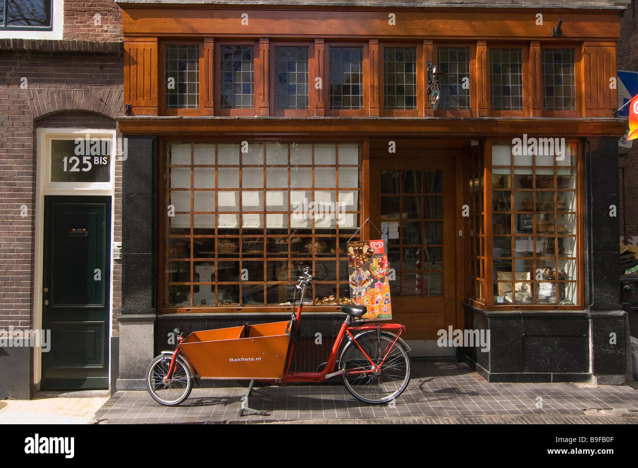 Bicicletta parcheggiata nella parte anteriore del negozio, Utrecht, Paesi Bassi Foto Stock