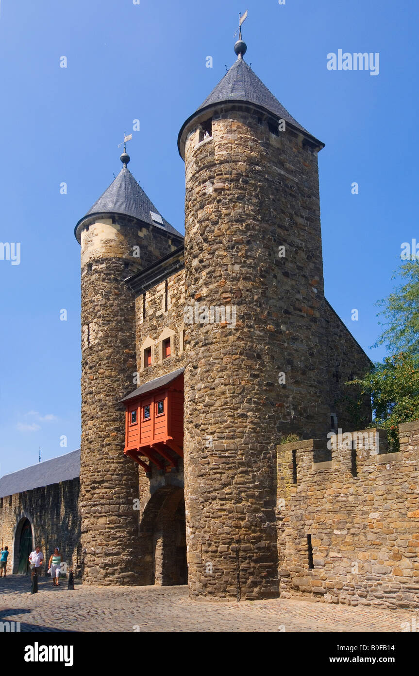 I turisti nella parte anteriore del castello Helpoort Limburgo Maastricht Paesi Bassi Foto Stock