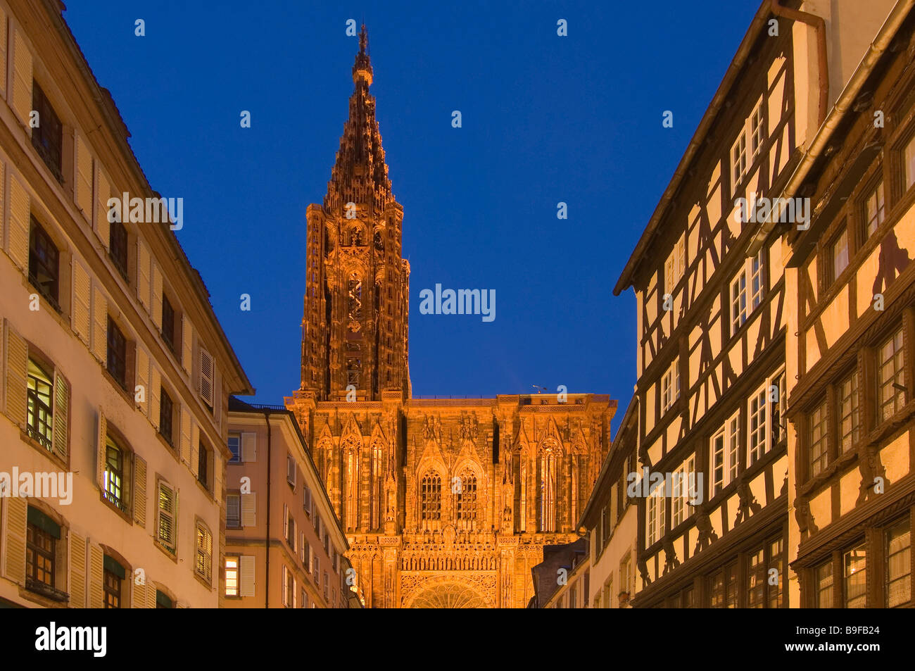 Chiesa accesa fino al crepuscolo, Munster, Strasburgo, Alsazia, Francia Foto Stock