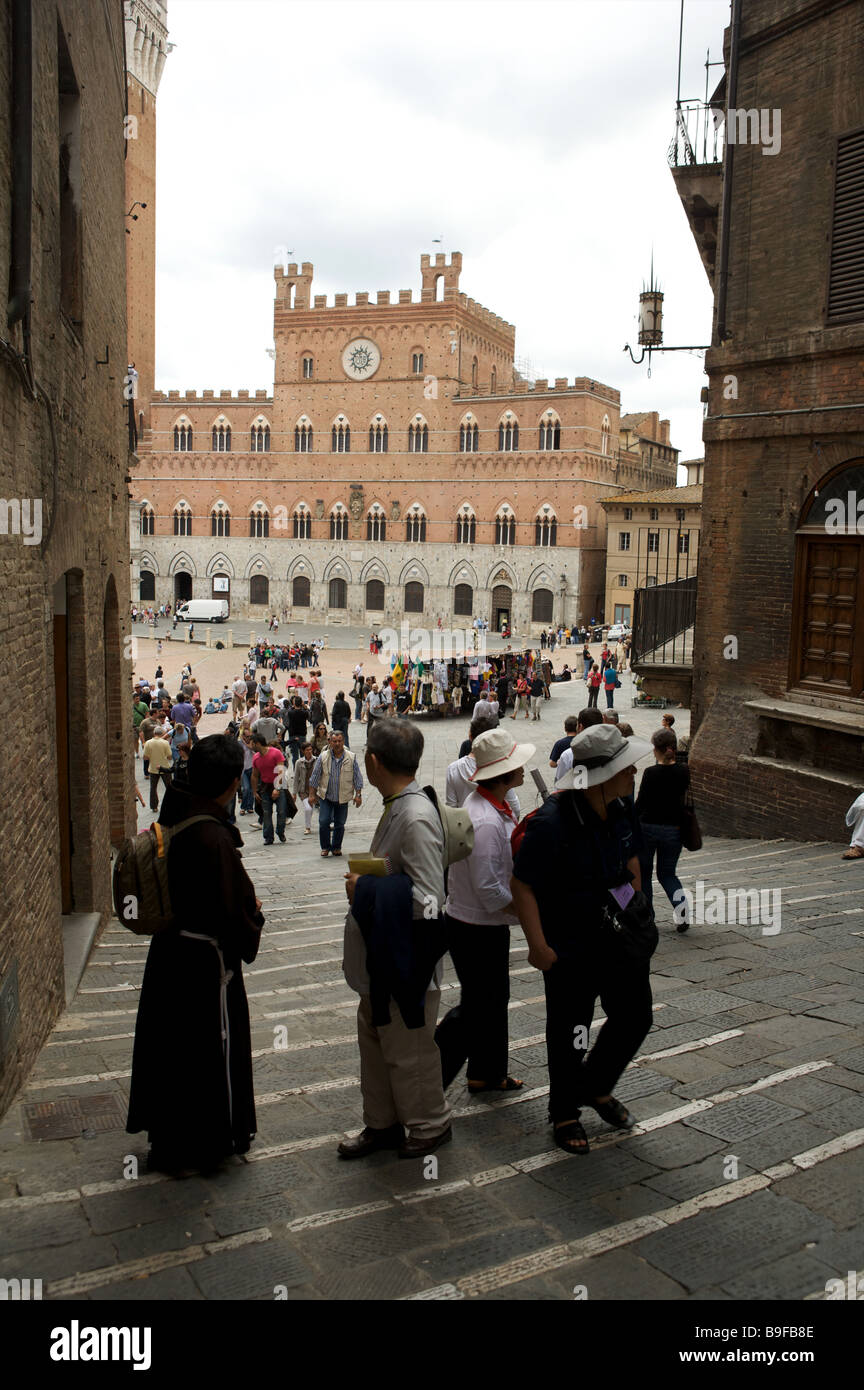 Uno degli ingressi di Piazza del Campo Piazza di Siena Italia con turisti e persone Foto Stock