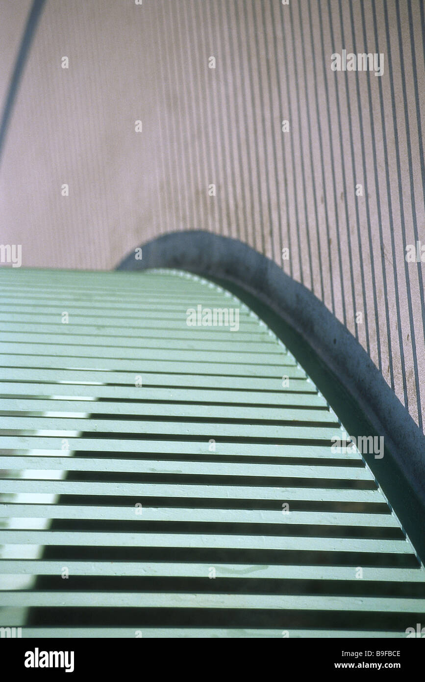 Mano di Bridge-rotaie close-up ombre sentiero sentiero ponte-mano-aste di guide di luce verde ombre swinged deserta girato Bridge Foto Stock