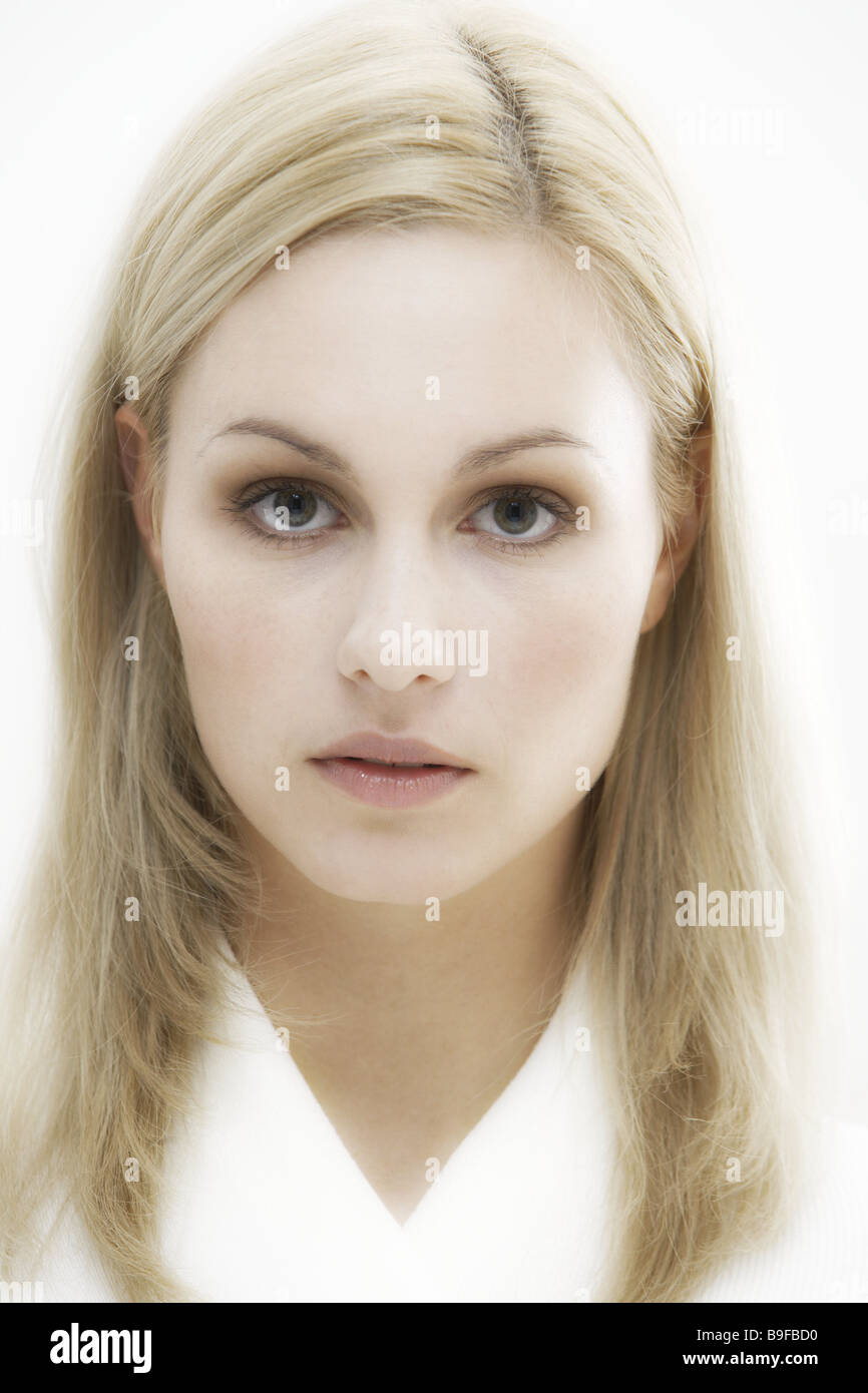 Donna giovane biondo seriamente serie verticale di persone con i capelli lunghi naturalezza donna-portrait attende attende studio interior 20-30 Foto Stock