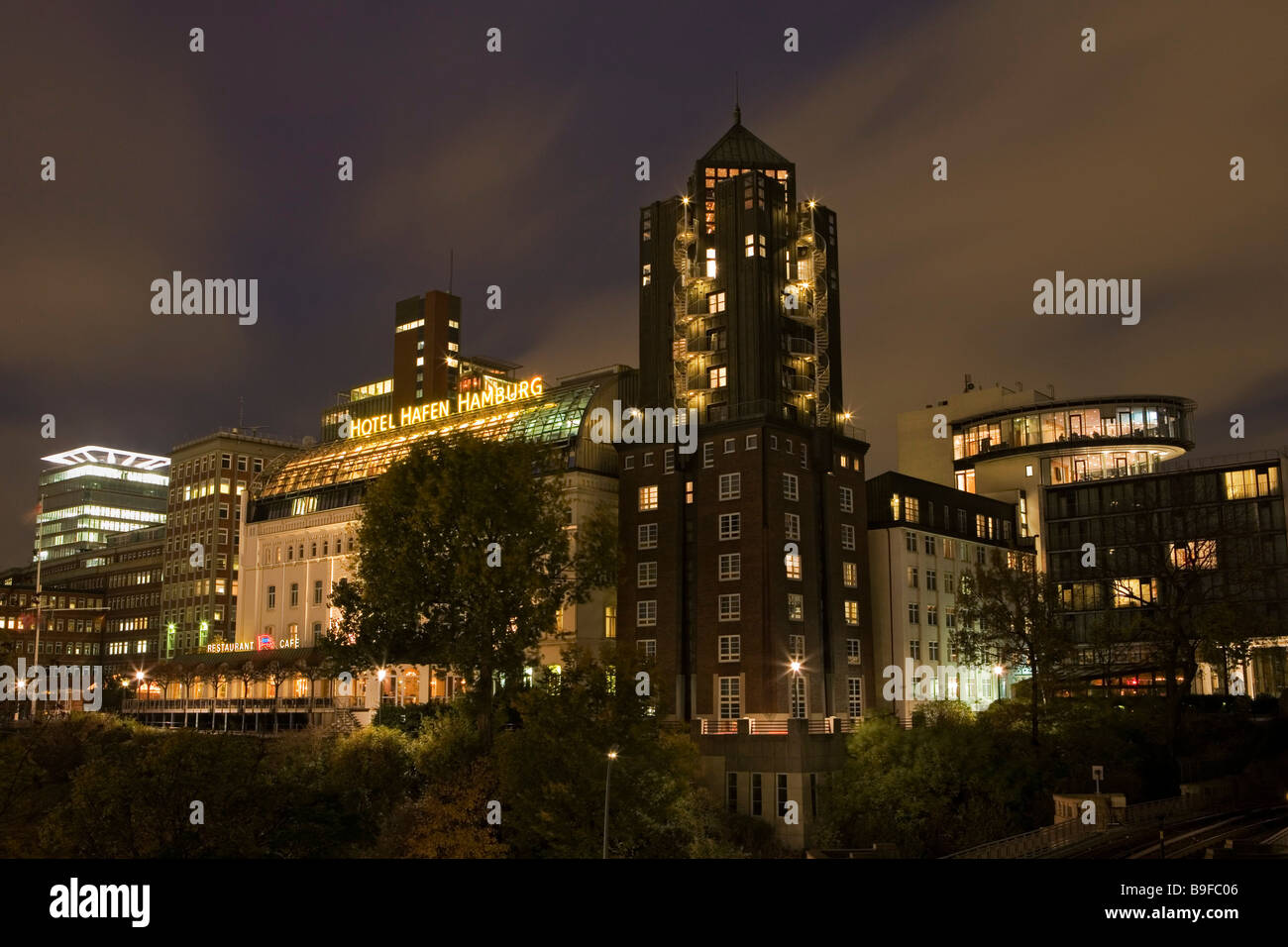 Hotel illuminata di notte, Hotel Hafen Hamburg, Astra Tower, Amburgo, Germania Foto Stock