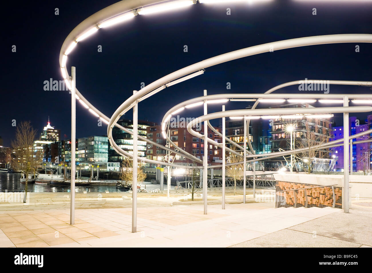 Illuminato di strutture in città di notte Foto Stock