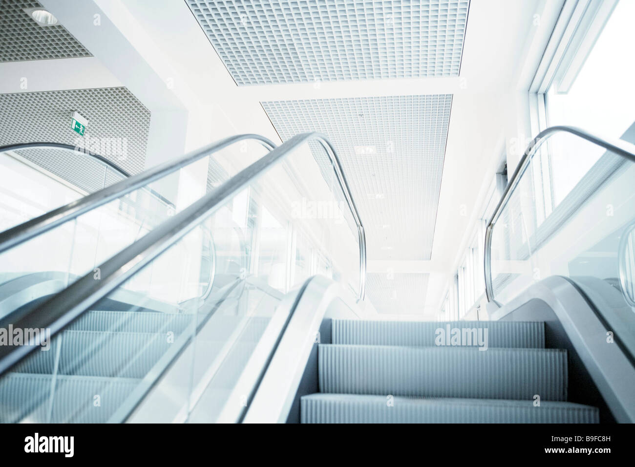 Basso angolo vista di escalator Foto Stock