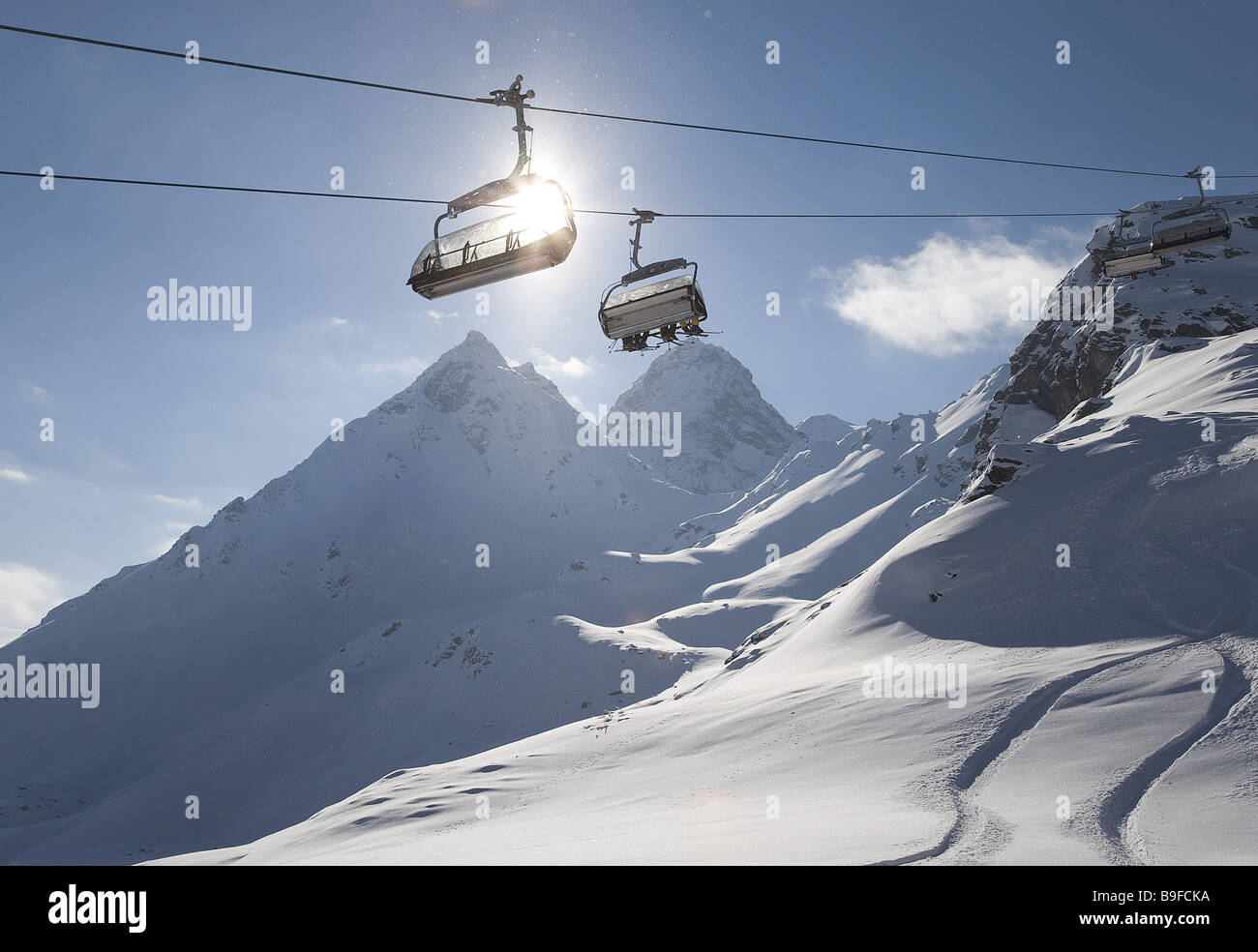 Austria Vorarlberg Silvretta Montafon novas seggiovia montagne neve inverno indietro luce ski-area passeggeri trasporti Foto Stock