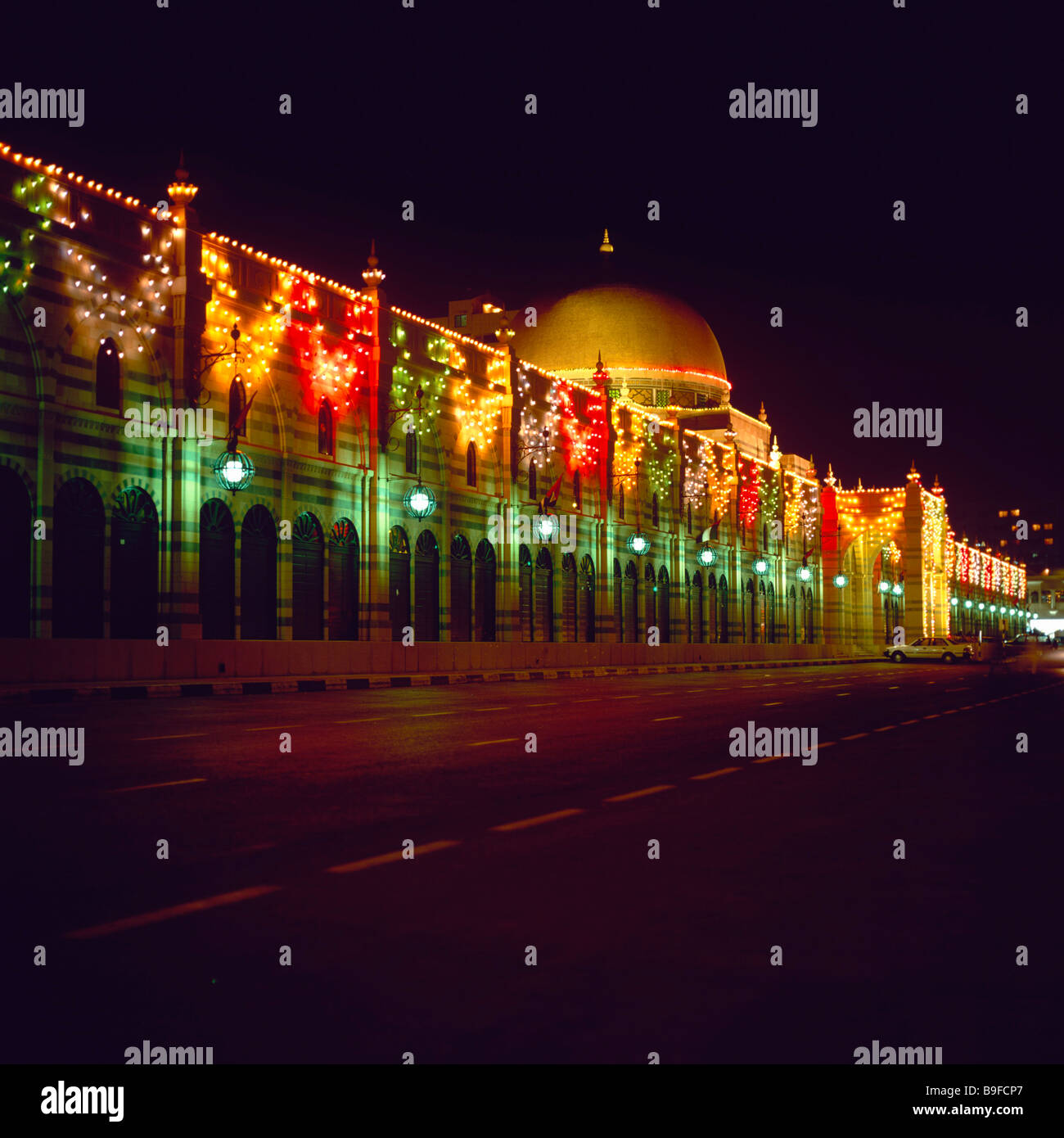 Shopping Mall illuminata di notte, al Souq Majarra, Sharjah Emirati Arabi Uniti Foto Stock