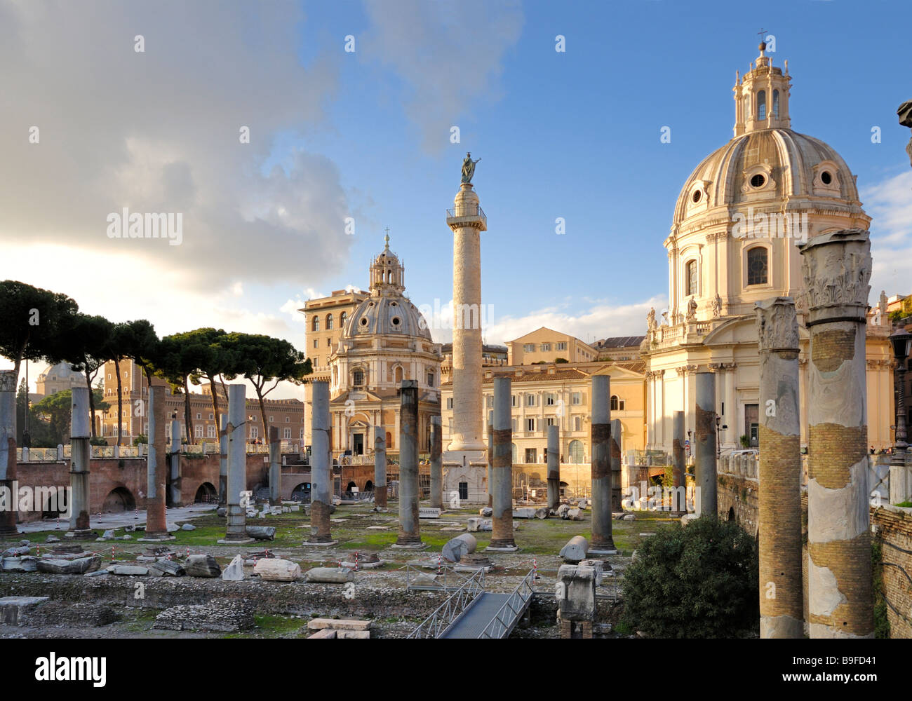 Le antiche rovine di colonne, Trajans Forum, Roma, Lazio, Italia Foto Stock