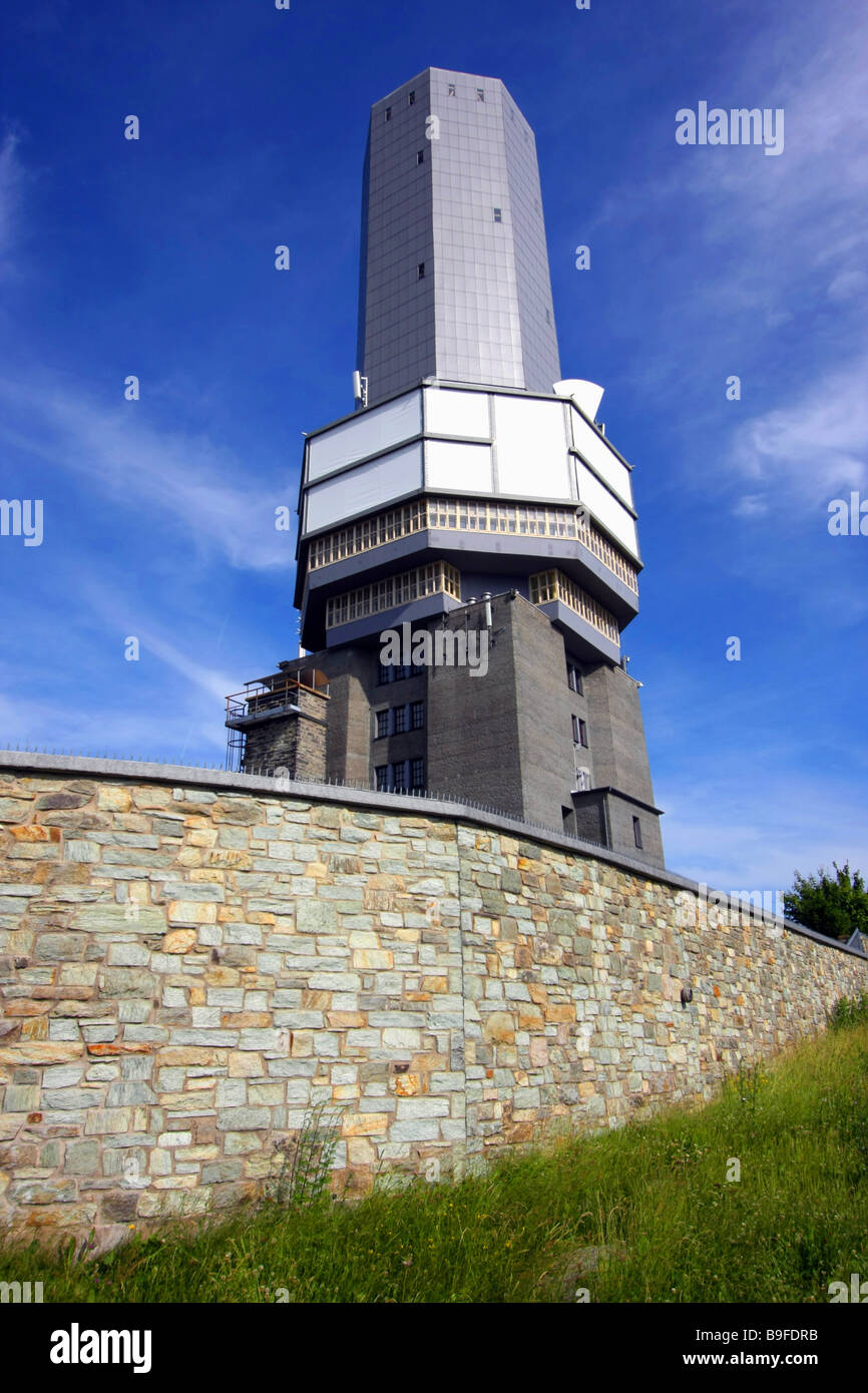 Basso angolo vista della torre di trasmissione radio, Feldberg, Taunus, Hesse, Germania Foto Stock