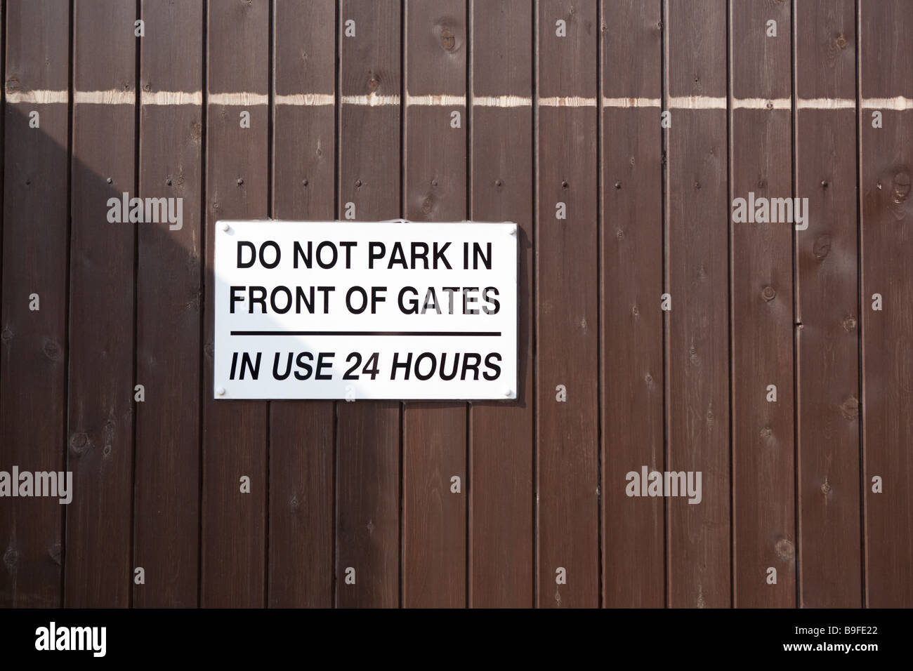 'Non parcheggiare di fronte di gates' segno. "In uso 24 ore" Foto Stock