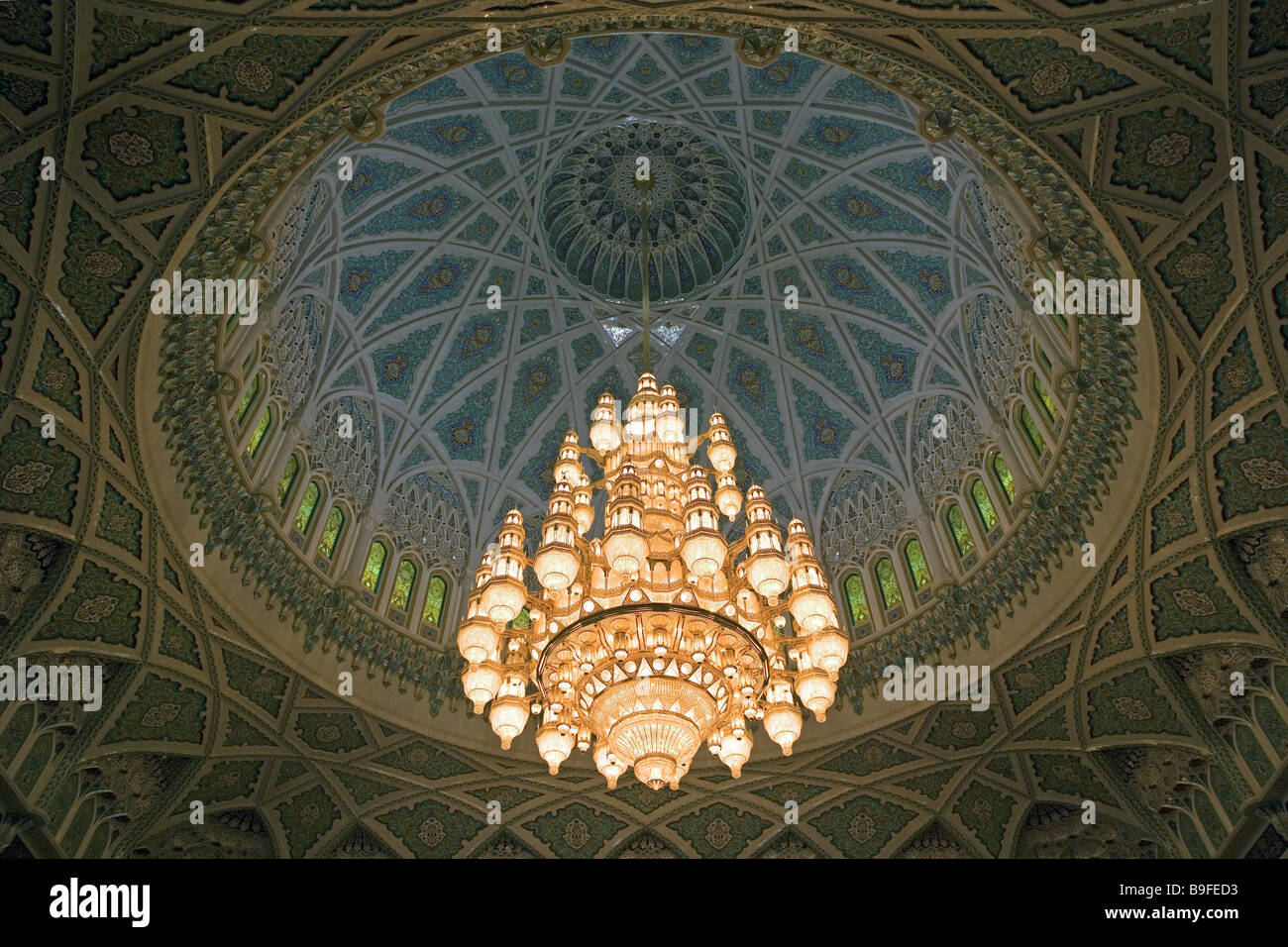 Oman Muscat Sultan Kaboos moschea lampadari a cupola da sotto il sultanato di edifici di costruzione palace palace-luce di edifici Foto Stock