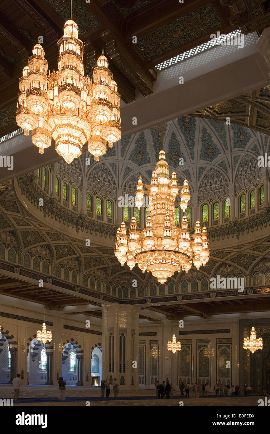 Oman Muscat Sultan Kaboos moschea lampadari a cupola turisti sultanato di edifici di costruzione palace palace-luce di edifici Foto Stock