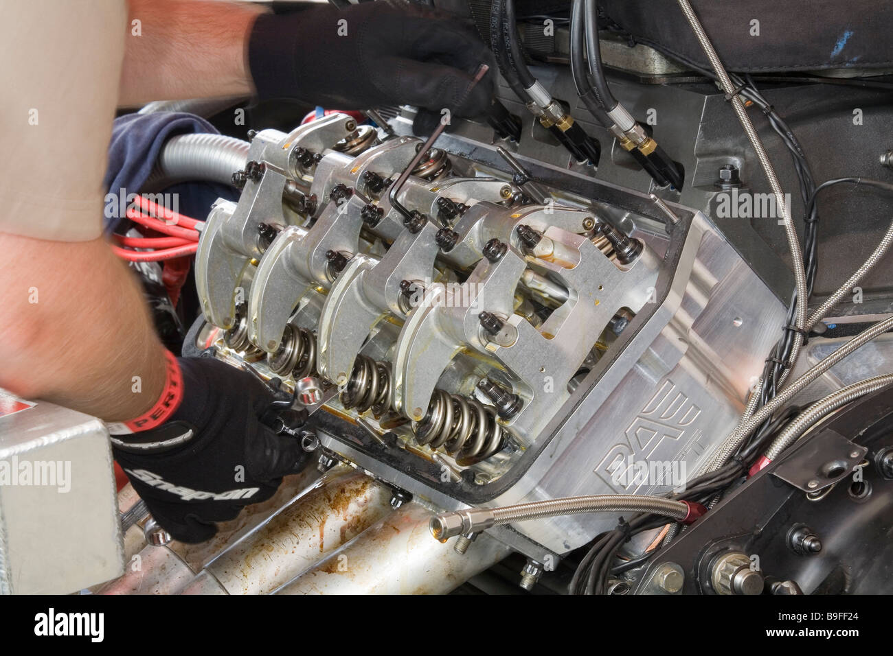 Il gioco della valvola e del bilanciere lash controllate su un V8 drag racing motore Foto Stock