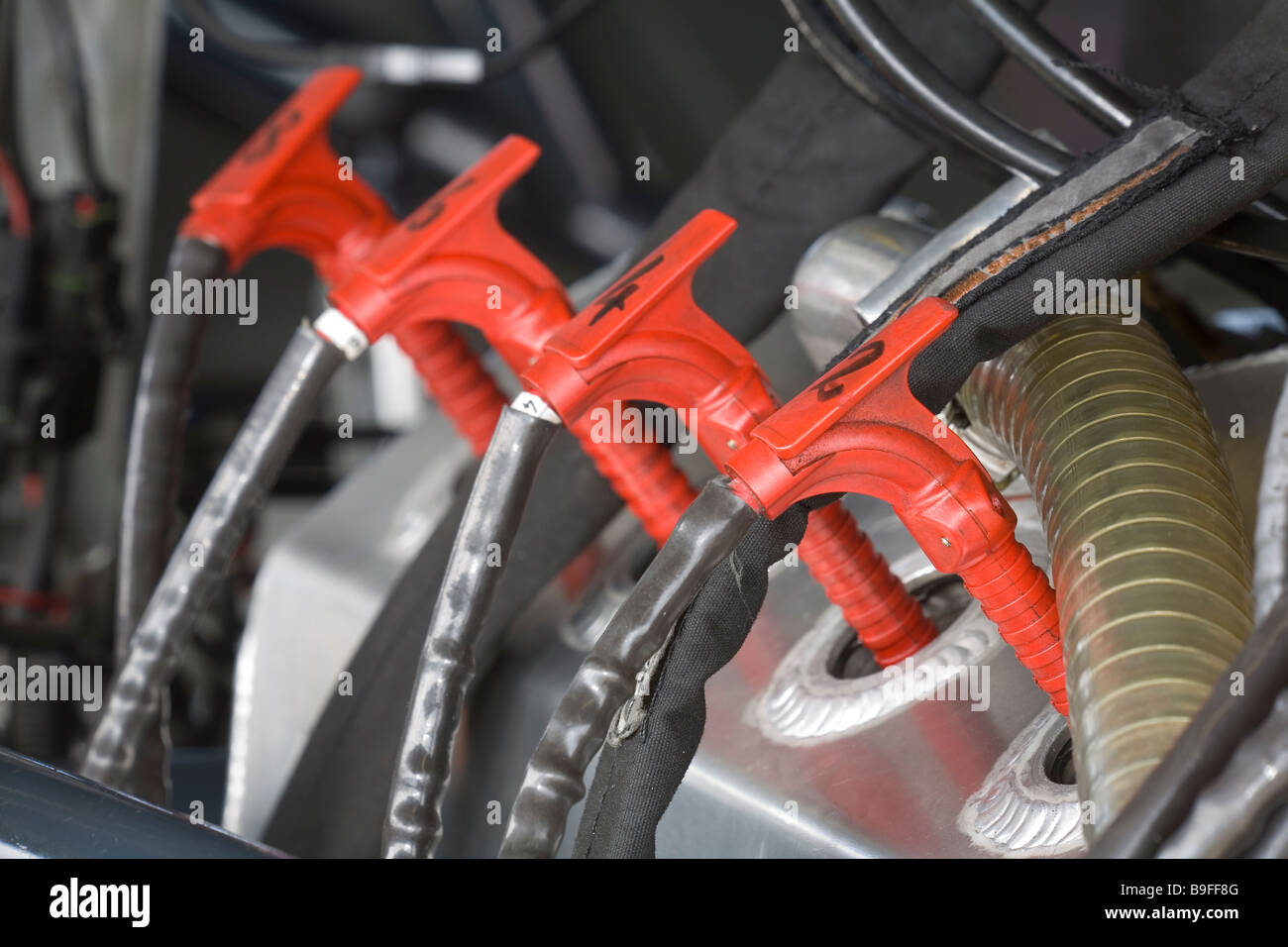 I fili delle candele su un V8 motore di gara Foto Stock