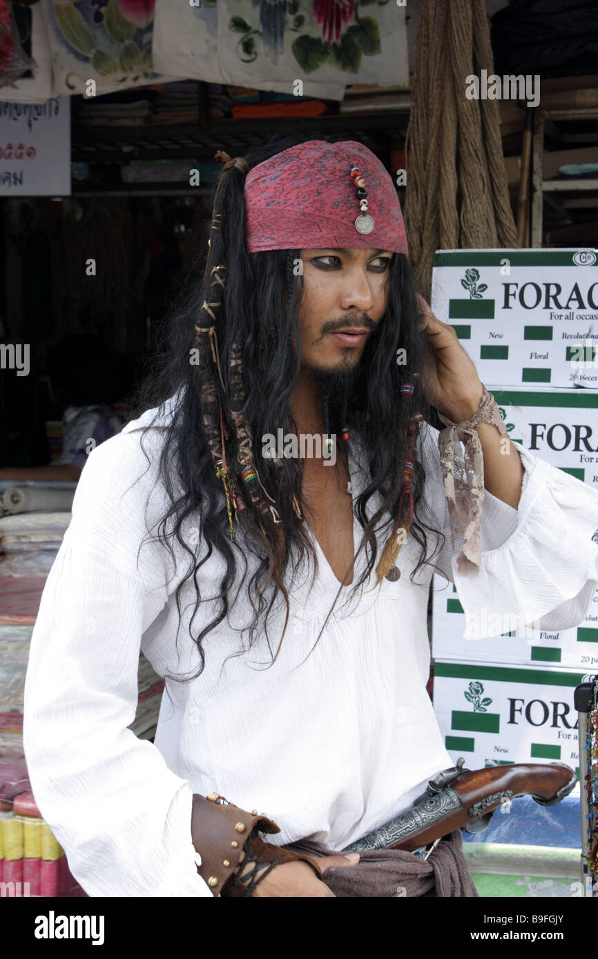 Thai merchant dress up come Jack Sparrow il Mercato del fine settimana di Chatuchak , Bangkok ,Thailandia Foto Stock