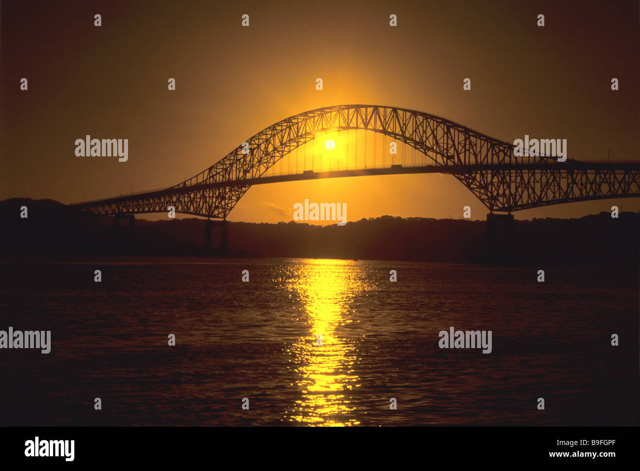 Ponte delle Americhe / Puente de las Americas attraverso Panama Canal sul lato del pacifico al tramonto Foto Stock