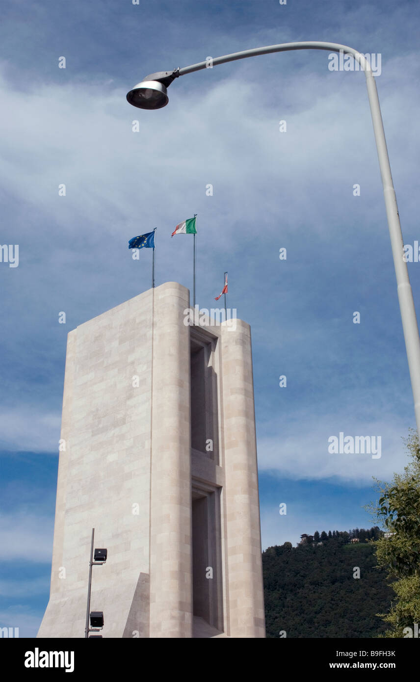 Lampione e monumento commemorativo di guerra del WW1 ((Monumento ai caduti) costruito nel 1933 dall'architetto Terragni Como Italia Foto Stock
