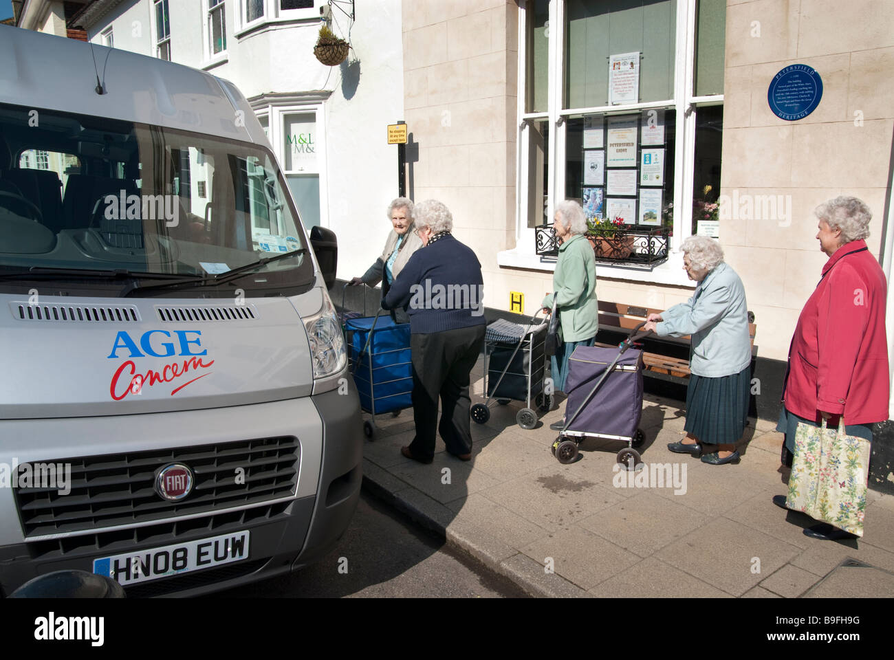 - Pensionati di età di imbarco riguardano il mini bus Foto Stock