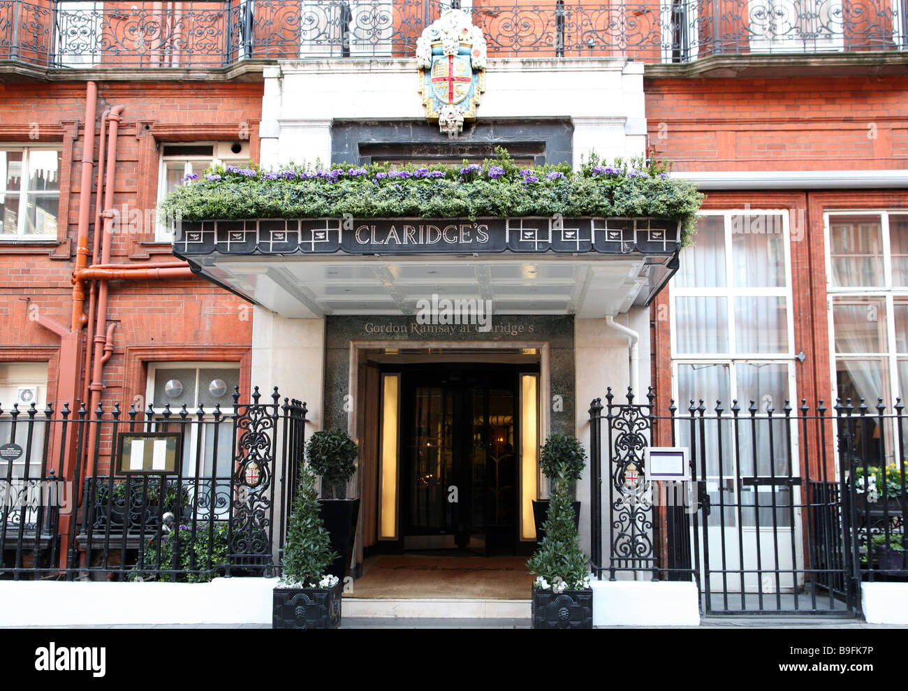 Ingresso di Gordon Ramsay presso la struttura Claridge's, Londra Foto Stock