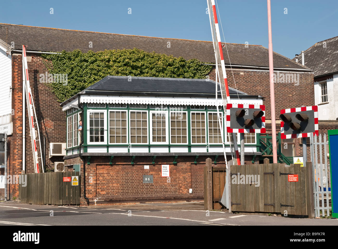 Petersfield La Stazione Ferroviaria e il passaggio a livello Foto Stock