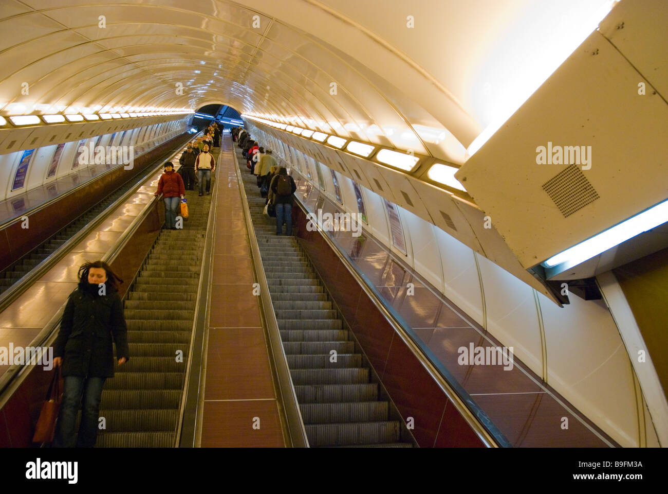 Scale mobili a Narodni Trida stazione della metropolitana nel centro di Praga Repubblica Ceca Europa Foto Stock