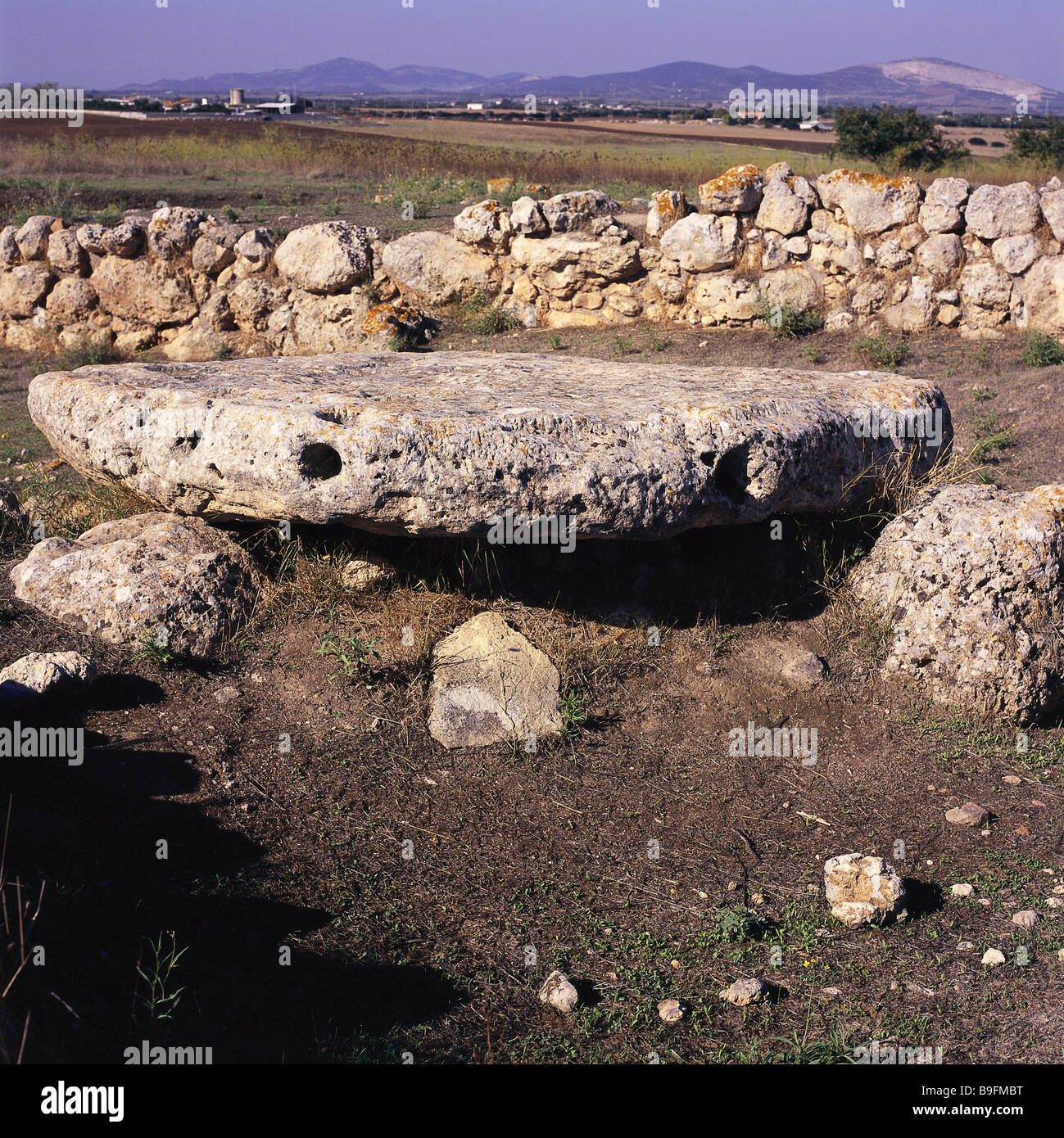 Italia Sardegna Monte d'Accoddi scavo-luogo storicamente santuario prima-Cristiano e frammenti di parete in lastricato isola Foto Stock