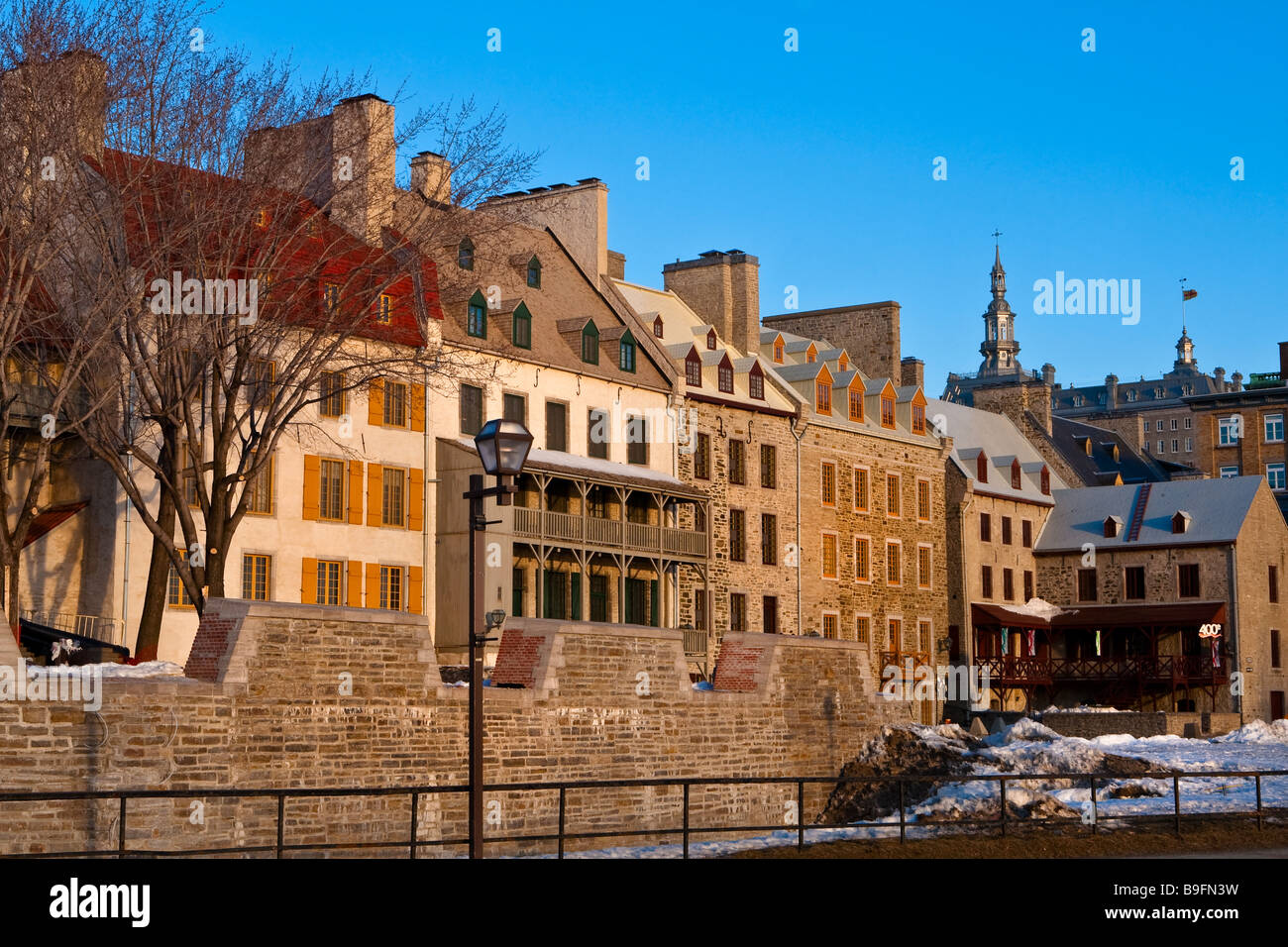 Parete della città delle Batterie Royale e vecchie case a Place de Paris formalmente noto come Place du Marche Finlay nella città di Québec Foto Stock