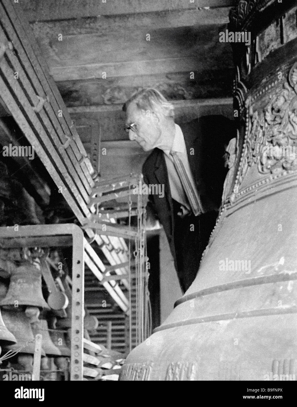 Kaunas compositore Viktoras Kuprevicius nella torre dell'orologio del lituano Museo Storico al suo originale strumento musicale Foto Stock