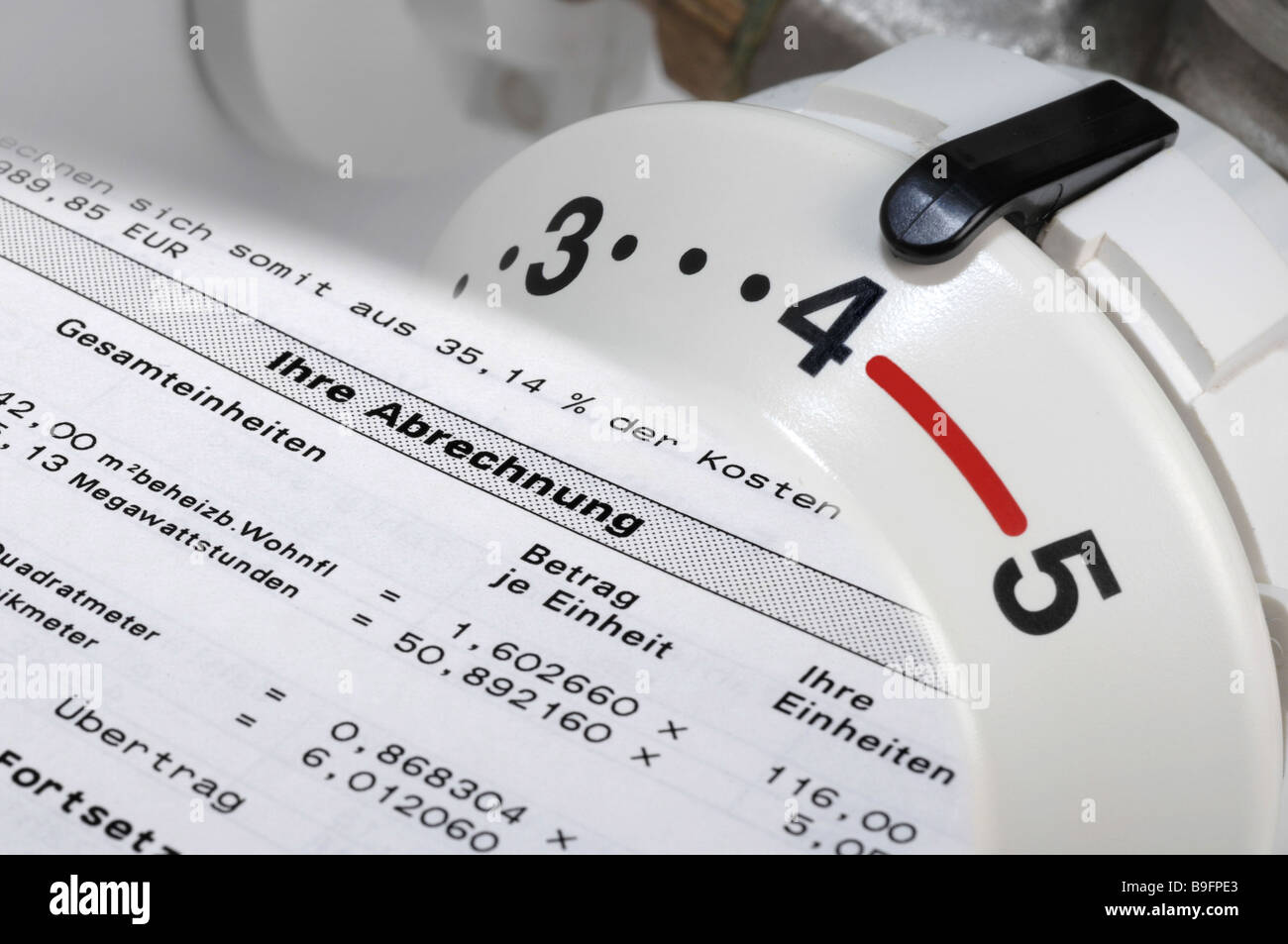 Radiatori girata verso l'alto costo di riscaldamento-settlement dettaglio centrale del riscaldatore-termostato riscaldatore-regolatori di termostato di regolatori di pay-scala Foto Stock