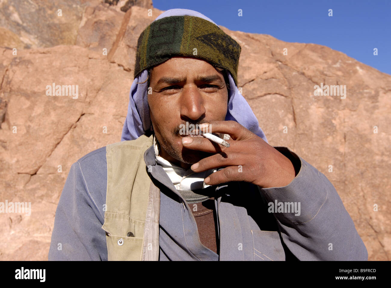 Egitto Sinai-penisola monte Sinai beduini Fumi sigarette Africa ritratto paesaggio di montagna montagne persone native uomo Foto Stock