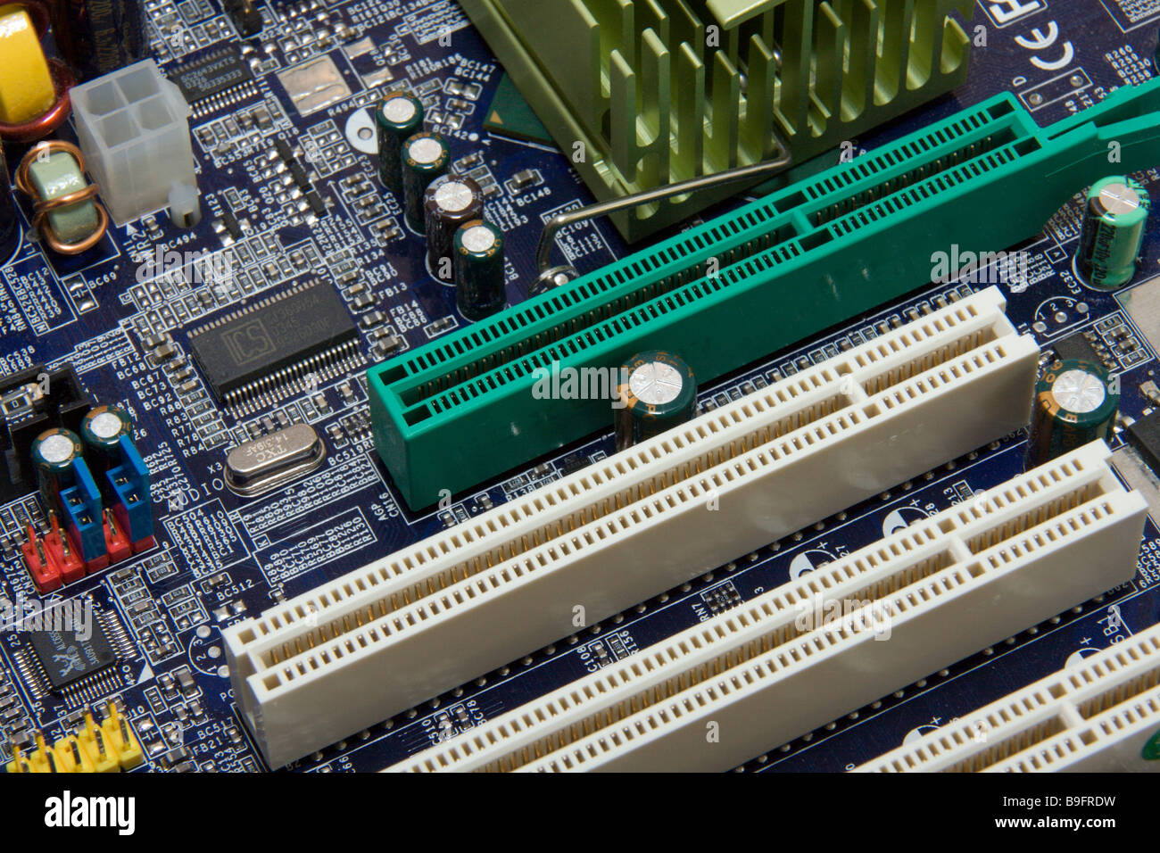 Dettagli della scheda madre del computer con slot PCI e slot PCI Express  Foto stock - Alamy