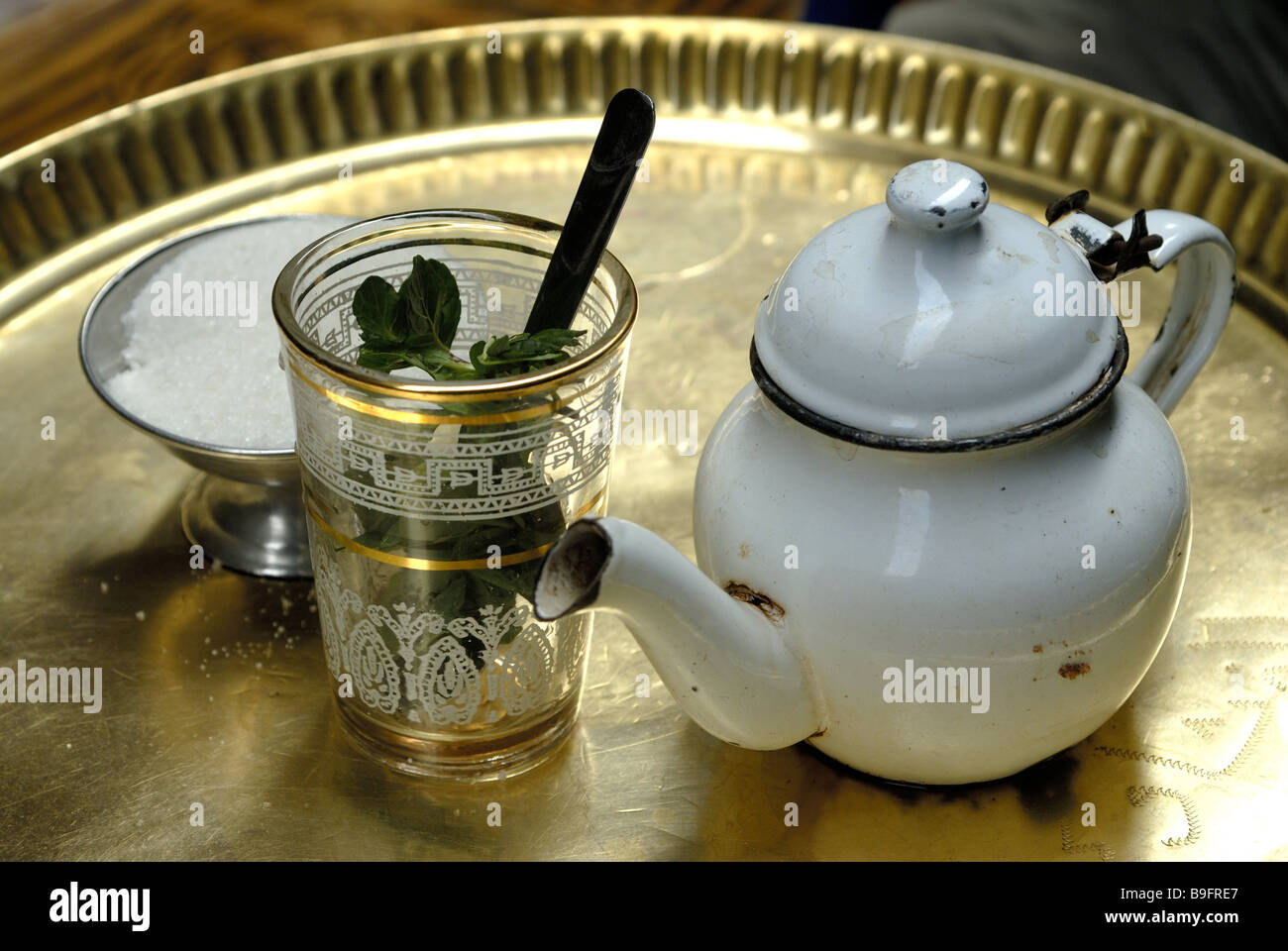 Egitto Cairo vassoio tè-pot da tè di zucchero di vetro ottone-Vassoio tazza un bicchiere di vetro di menta-lascia il cucchiaio di zucchero simbolo server bere il tè Foto Stock